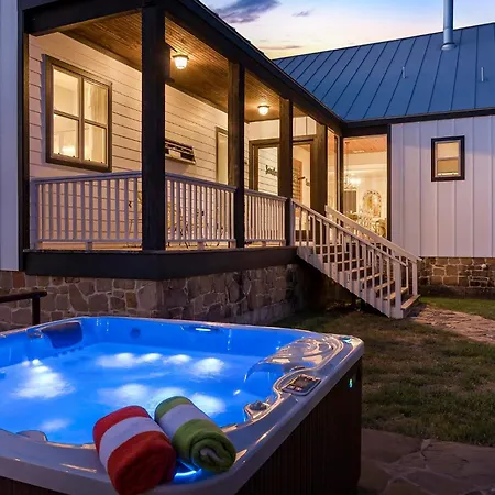 Scimitar Landing Compound, Sleeps 15 Villa